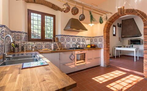 Villa Marina: Controsoffitto, Proprietà, Camera, Costruzione, Pavimento, Interior Design, Piastrella, Mobilia, Cucina, Casa