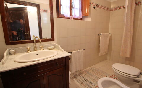 Podere Santa Lucia: Bagno, Proprietà, Camera, Mobiletto Del Bagno, Lavandino Del Bagno, Parete, Piastrella, Bagno Accessorio, Lavello, Idraulico Fixture