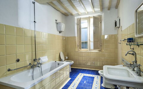 Villa Montalcinello In Siena, Private Pool: Specchio, Rubinetto, Idraulico Fixture, Vasca Da Bagno, Proprietà, Lavello, Bagno, Finestra, Lavandino Del Bagno, Viola