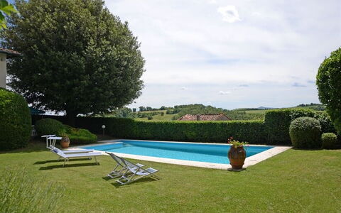 Villa Montalcinello In Siena, Private Pool: Acqua, Nube, Cielo, Pianta, Proprietà, Mobili Da Esterno, Albero, Lotto, Erba, Piscina