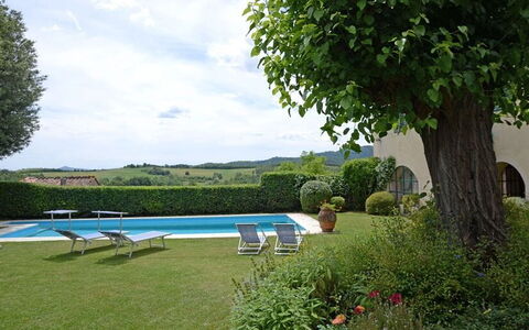 Villa Montalcinello In Siena, Private Pool: Pianta, Nube, Acqua, Cielo, Mobilia, Paesaggio Naturale, Fiore, Albero, Mobili Da Esterno, Piscina