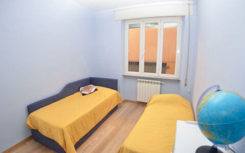 Musetta: Camera, Mobilia, Letto, Camera Da Letto, Proprietà, Giallo, Interior Design, Pavimento, Lenzuolo, Telaio Del Letto