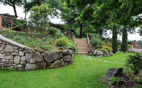 Villa Del Monte: Parete, Muro ​​Di Pietra, Proprietà, Paesaggio Naturale, Erba, Roccia, Albero, Giardino, Botanica, Paesaggio