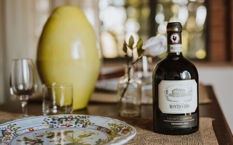 Agriturismo la Papessa: Tavola, Bottiglia, Bicchieri, Tavolo, Stemware, Vino, Dishware, Barware, Bevanda