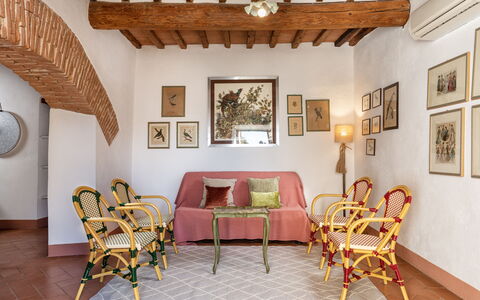 Agriturismo la Papessa: Cornice, Mobilia, Proprietà, Sedia, Costruzione, Tavolo, Legna, Illuminazione, Soggiorno, Architettura