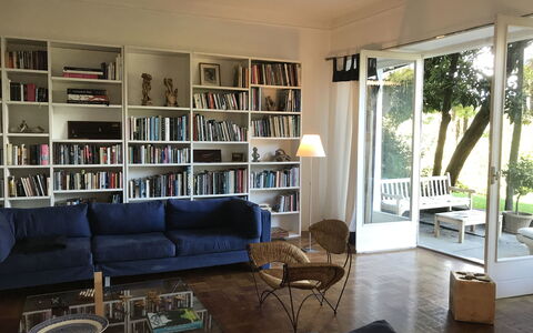 Villa Ghis - Sleeps 16: Soggiorno, Mobilia, Camera, Scaffalature, Proprietà, Libreria, Costruzione, Divano, Mensola, Interior Design