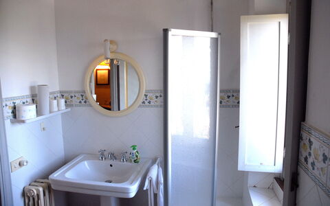 Podere San Giovanni: Specchio, Rubinetto, Idraulico Fixture, Lavello, Costruzione, Lavandino Del Bagno, Bagno, Interior Design, Pianta