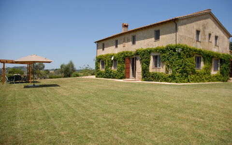 Podere San Giovanni: Pianta, Cielo, Costruzione, Finestra, Casa, Lotto, Albero, Architettura, Erba, Paesaggio