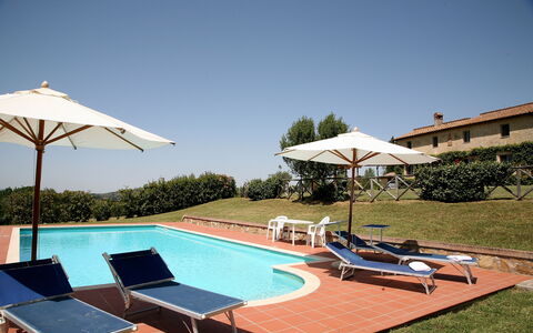 Podere San Giovanni: Cielo, Pianta, Proprietà, Piscina, Acqua, Lettino, Azzurro, Shade, Mobili Da Esterno, Ombrello