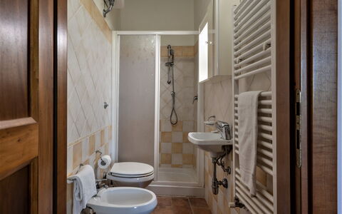 Bazzani Apartments In Siena: Marrone, Idraulico Fixture, Lavello, Proprietà, Rubinetto, Bagno, Lavandino Del Bagno, Viola, Legna