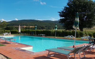 Bazzani Apartments In Siena: Acqua, Cielo, Pianta, Proprietà, Mobilia, Piscina, Nube, Azzurro, Lettino, Albero