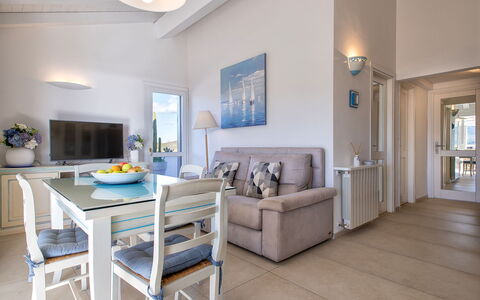 Silvia: Mobilia, Divano, Tavolo, Cornice, Azzurro, Pianta Della Casa, Comfort, Interior Design, Soggiorno