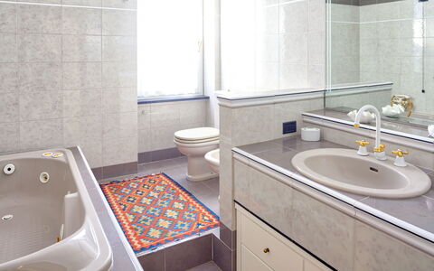 Villa Helvezia - Levanto: Bagno, Proprietà, Camera, Piastrella, Rubinetto, Pavimento, Interior Design, Vasca Da Bagno, Lavello, Immobiliare