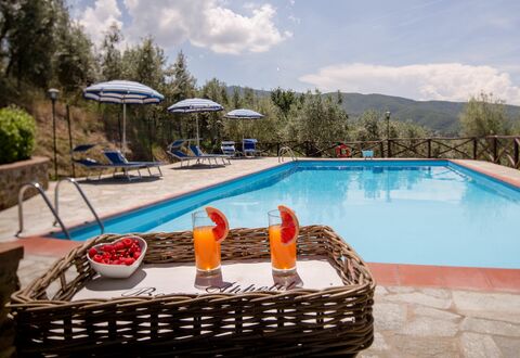 Villa Le Capanne: Piscina, Ricorrere, Proprietà, Tempo Libero, Vacanza, Immobiliare, Costruzione, Mobili Da Esterno, Lettino, Villa