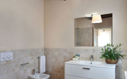 Il Grappolo: Proprietà, Bagno, Camera, Piastrella, Interior Design, Casa, Costruzione, Immobiliare, Parete, Rubinetto