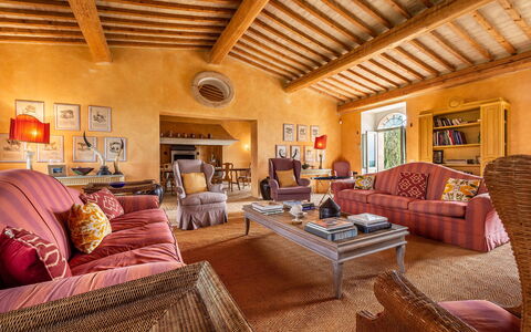 Lavacchio 18: Mobilia, Divano, Tavolo, Legna, Interior Design, Cornice, Pavimento, Soggiorno, Comfort, Pavimentazione