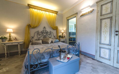 Michelangelo Cortona Apartment: Camera, Camera Da Letto, Proprietà, Mobilia, Letto, Interior Design, Costruzione, Immobiliare, Casa, Estate