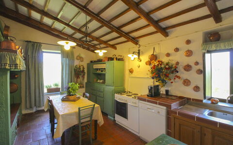 Villa Gioiosa: Mobilia, Illuminazione, Interior Design, Soffitto, Lampada, Sedia, Cucina & Sala Da Pranzo Tavolo, Color Legno, Pianta Della Casa, Cucina