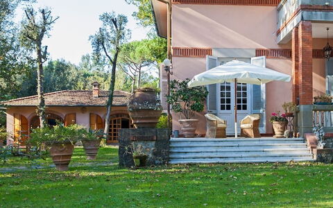 Residenza Marechiaro: Pianta, Proprietà, Cielo, Albero, Shade, Lotto, Tempo Libero, Erba, Paesaggio, Villetta