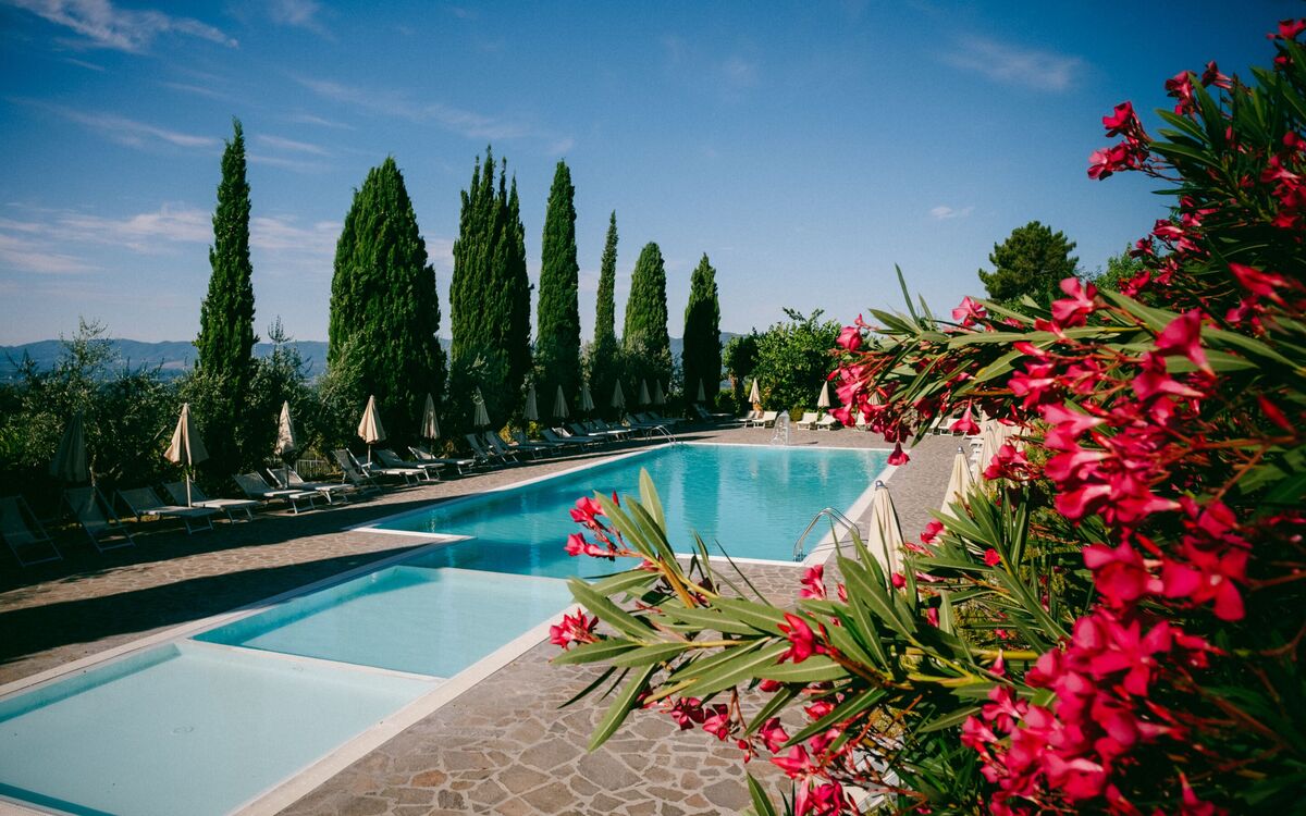 la-piazza-di-san-donato-reggello-multiproprieta-piscina