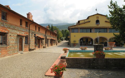 Fattoria Fronzano: Pianta, Cielo, Costruzione, Finestra, Proprietà, Nube, Fiore, Casa, Vaso Di Fiori, Albero