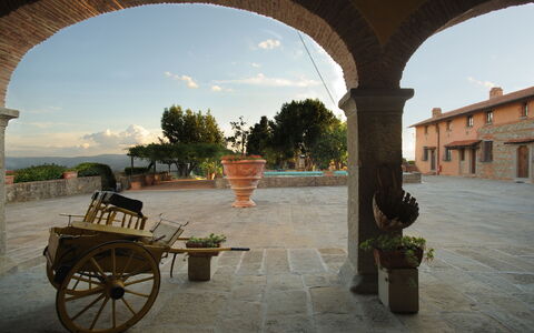 Fattoria Fronzano: Cielo, Pianta, Proprietà, Nube, Vaso Di Fiori, Ruota, Pianta Della Casa, Azzurro, Shade, Luce Del Sole