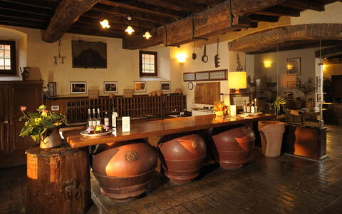 Fattoria Fronzano: Canna, Finestra, Barware, Interior Design, Legna, Pianta Della Casa, Bottiglia, Costruzione, Cornice