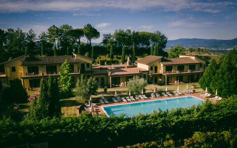 Fattoria Fronzano: Nube, Cielo, Pianta, Acqua, Costruzione, Verde, Albero, Piscina, Corpo D'Acqua, Lotto