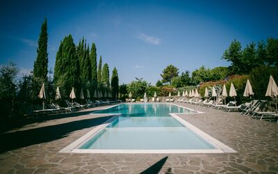 la-piazza-di-san-donato-reggello-multiproprieta-piscina