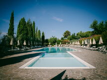 la-piazza-di-san-donato-reggello-multiproprieta-piscina