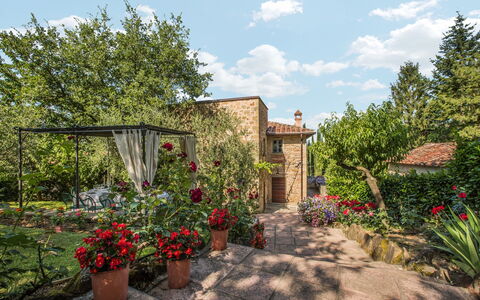 Torre del Cielo: Proprietà, Giardino, Casa, Immobiliare, Casa, Cortile, Botanica, Zona Residenziale, Costruzione, Fiore