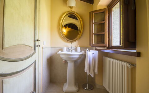 Villa Il Sasso: Proprietà, Camera, Bagno, Gabinetto, Idraulico Fixture, Interior Design, Architettura, Immobiliare, Costruzione, Bagno Accessorio