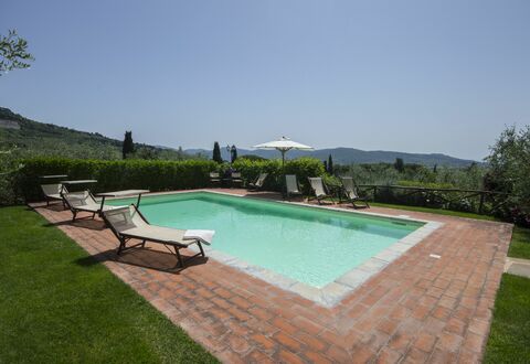 Villa Il Sasso: Piscina, Proprietà, Erba, Backyard, Estate, Immobiliare, Casa, Tempo Libero, Lettino, Cortile