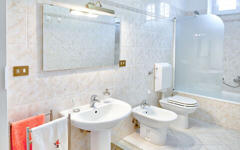 Via Dante Vacanze - Levanto: Bagno, Proprietà, Camera, Piastrella, Rubinetto, Interior Design, Parete, Pavimento, Architettura, Idraulico Fixture