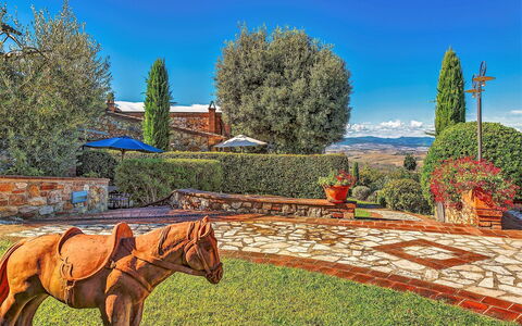 Villa Di Cinzia: Cavallo, Albero, Cielo, Erba, Botanica, Paesaggio, Immagine Dello Schermo, Immobiliare, Primavera, Area Rurale