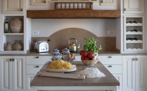 Villa Di Cinzia: Controsoffitto, Cucina, Camera, Mobilia, Cabinetry, Proprietà, Casa, Interior Design, Mensola, Cucina Classique