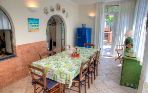 Casa Del Sole - San Bartolomeo Al Mare: Proprietà, Camera, Costruzione, Sala Da Pranzo, Immobiliare, Mobilia, Casa, Interior Design, Tavolo, Architettura