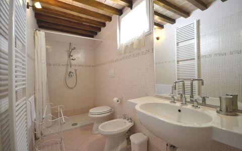 Villa Il Palazzone: Bagno, Proprietà, Camera, Interior Design, Costruzione, Architettura, Immobiliare, Piastrella, Idraulico Fixture, Casa