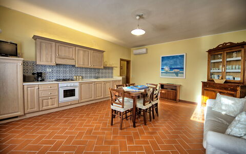 Casa Rossa: Pavimentazione, Interior Design, Pavimento, Mobilia, Legna, Soffitto, Cucina, Controsoffitto, Camera, Cabinetry
