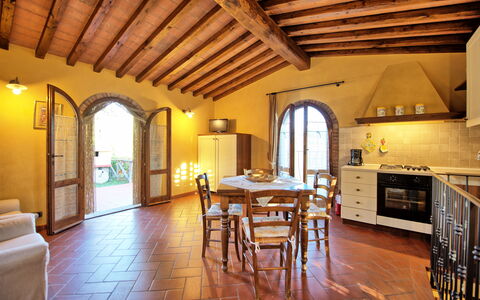 Casa Rossa: Mobilia, Proprietà, Tavolo, Divano, Legna, Finestra, Cabinetry, Illuminazione, Soggiorno, Interior Design