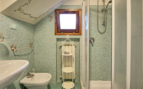 Casa Rossa: Specchio, Rubinetto, Proprietà, Lavello, Idraulico Fixture, Lavandino Del Bagno, Viola, Costruzione, Bagno, Interior Design