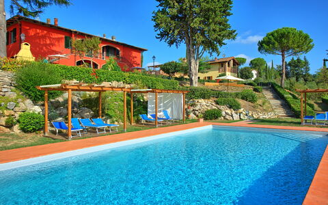 Casa Rossa: Acqua, Costruzione, Pianta, Cielo, Proprietà, Piscina, Albero, Azzurro, Natura, Blu