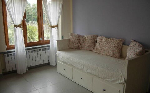 Gli Appartamenti Di Manuela: Mobilia, Camera, Proprietà, Pavimento, Interior Design, Divano, Tenda, Casa, Parete, Finestra Trattamento