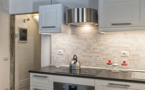 Guelfa House: Controsoffitto, Cabinetry, Camera, Cucina, Mobilia, Proprietà, Costruzione, Interior Design, Soffitto, Pavimento