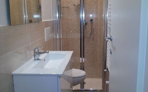 Guelfa House: Bagno, Camera, Proprietà, Piastrella, Idraulico Fixture, Architettura, Parete, Bagno Accessorio, Pavimento, Bicchiere