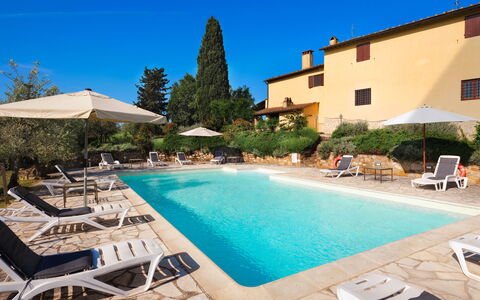 Pozzo Dei Desideri: Acqua, Cielo, Pianta, Proprietà, Costruzione, Mobilia, Piscina, Azzurro, Finestra, Mobili Da Esterno