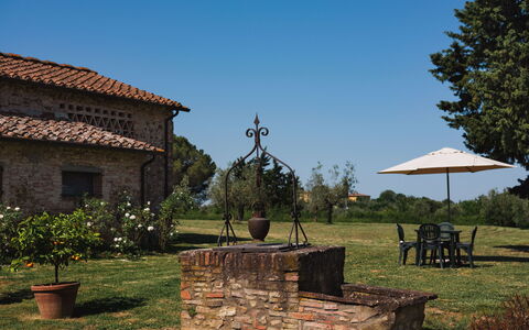 Pozzo Dei Desideri: Pianta, Cielo, Proprietà, Finestra, Costruzione, Lotto, Albero, Erba, Shade, Paesaggio