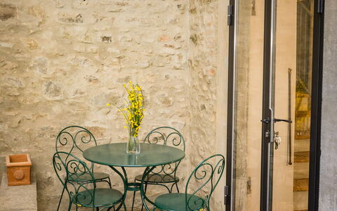 Appartamento La Corte: Mobilia, Tavolo, Pianta, Legna, Fiore, Sedia, Interior Design, Costruzione, Pavimento, Pavimentazione