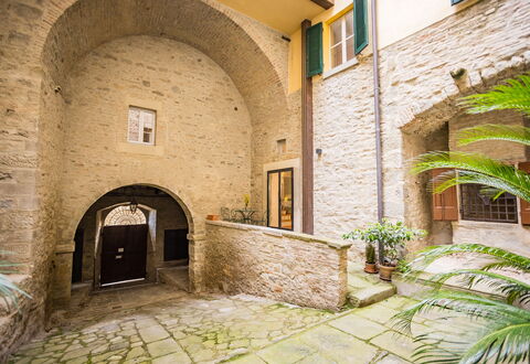 Appartamento La Corte: Pianta, Verde, Costruzione, Brick, Finestra, Porta, Immobiliare, Impianto Terrestre, Facciata, Muratura