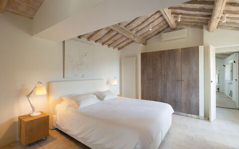 Tenuta Pomona: Letto, Mobilia, Camera Da Letto, Parete, Interior Design, Bedding, Lenzuolo, Legna, Pavimento, Pavimentazione